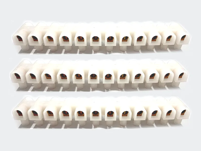 Borneras de PVC blancas