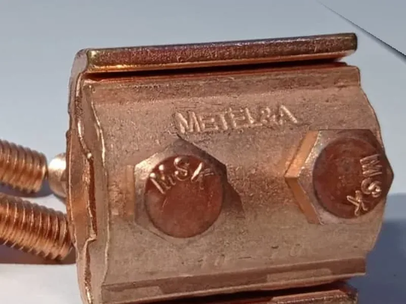 Conector paralelo de cobre de 2 vías, con la marca METEL&A grabada